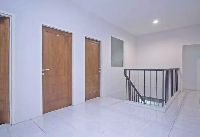 ホテル Urooms Tanah Abang