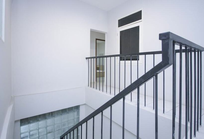 בית מלון כפרי Urooms Tanah Abang