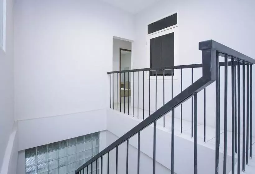 ホテル Urooms Tanah Abang