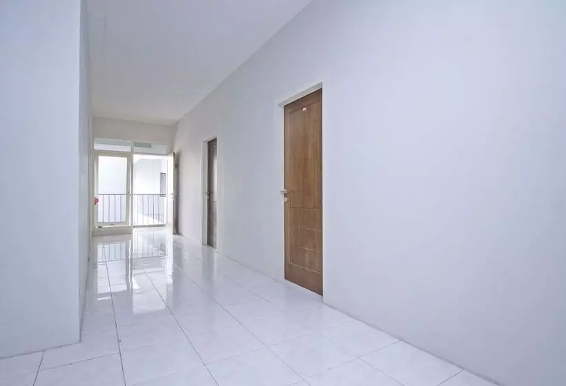 ホテル Urooms Tanah Abang