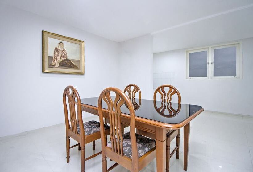 בית מלון כפרי Urooms Tanah Abang