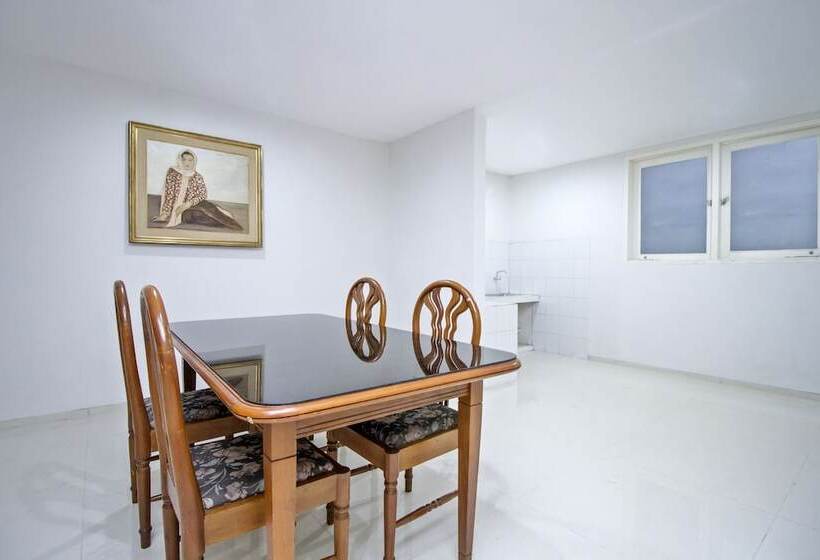 בית מלון כפרי Urooms Tanah Abang