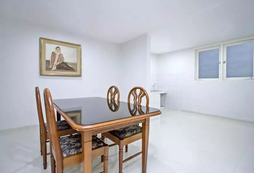 ホテル Urooms Tanah Abang