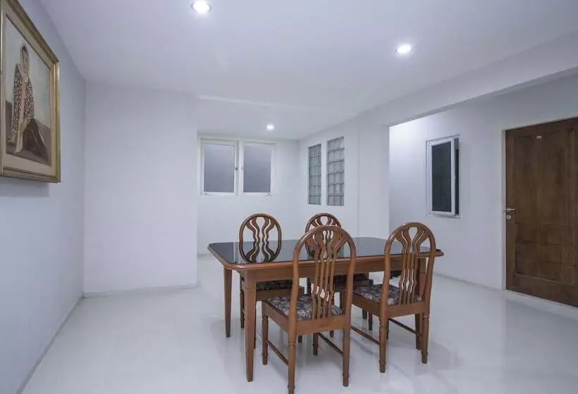 ホテル Urooms Tanah Abang