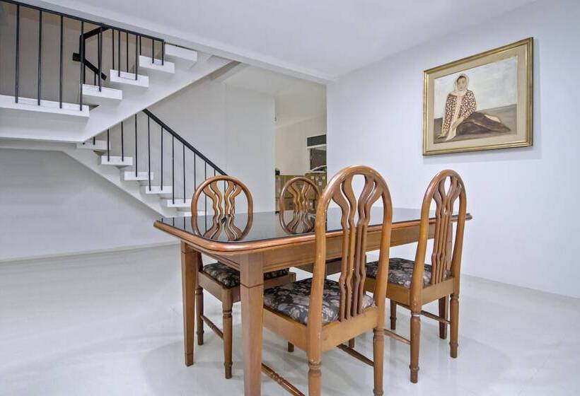 בית מלון כפרי Urooms Tanah Abang