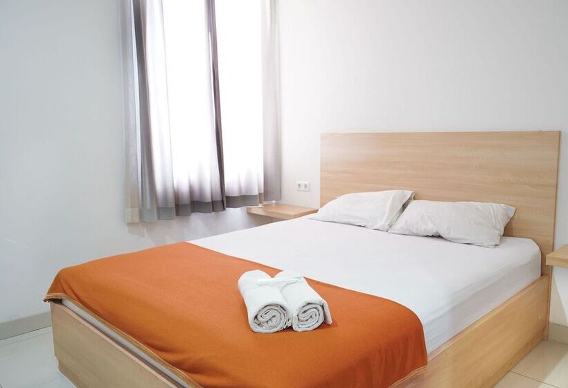 בית מלון כפרי Urooms Tanah Abang