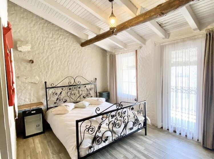 Mahzen Alacati Butik Otel