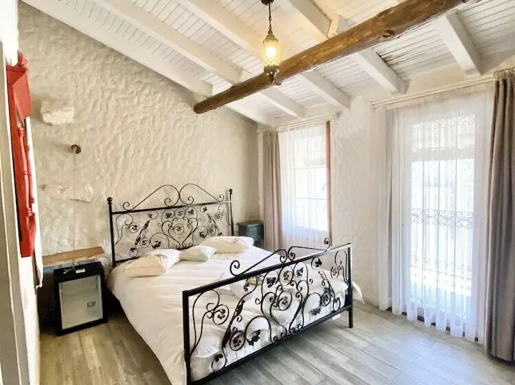 Mahzen Alacati Butik Otel
