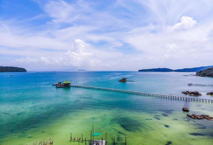 Mad Monkey Koh Rong Samloem   Hostel