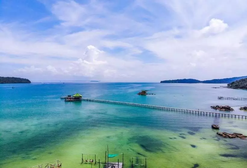 Mad Monkey Koh Rong Samloem   Hostel