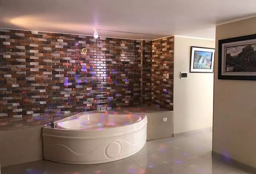 Hotelli El Monarca Suite