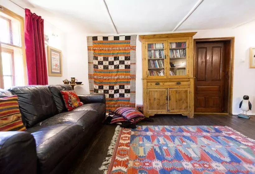 تختخواب و صبحانه Little River Guest House