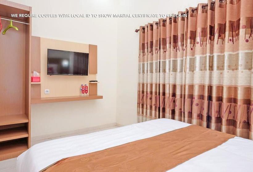 בית מלון כפרי Zen Rooms Near Stasiun Kota Baru