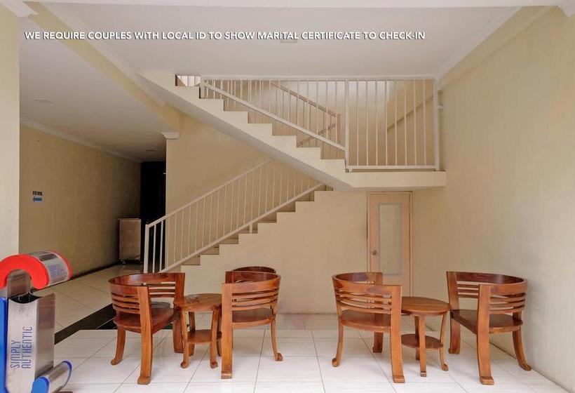 בית מלון כפרי Zen Rooms Near Stasiun Kota Baru