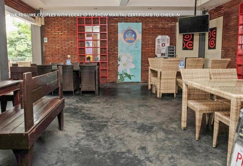 בית מלון כפרי Zen Rooms Near Stasiun Kota Baru