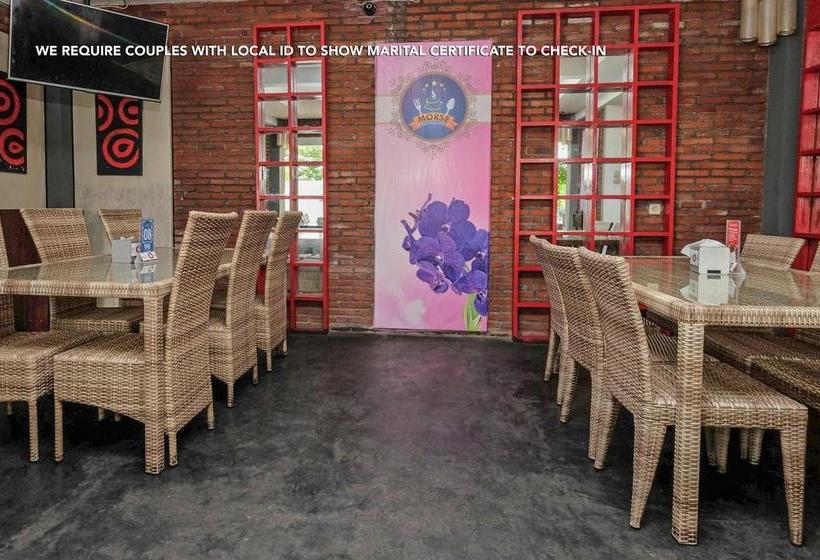 בית מלון כפרי Zen Rooms Near Stasiun Kota Baru