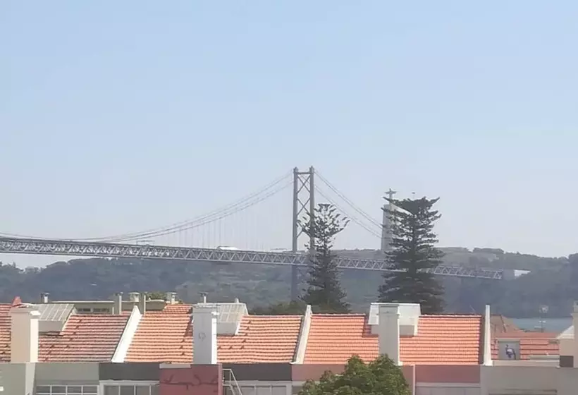 هاستل The Bridge