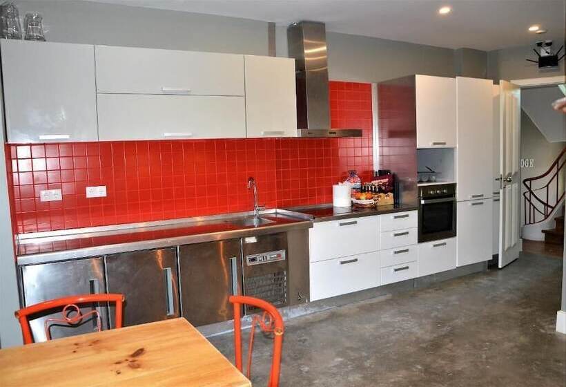 هاستل The Bridge