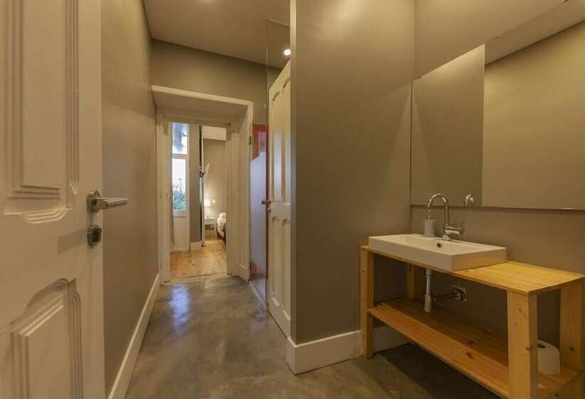 هاستل The Bridge