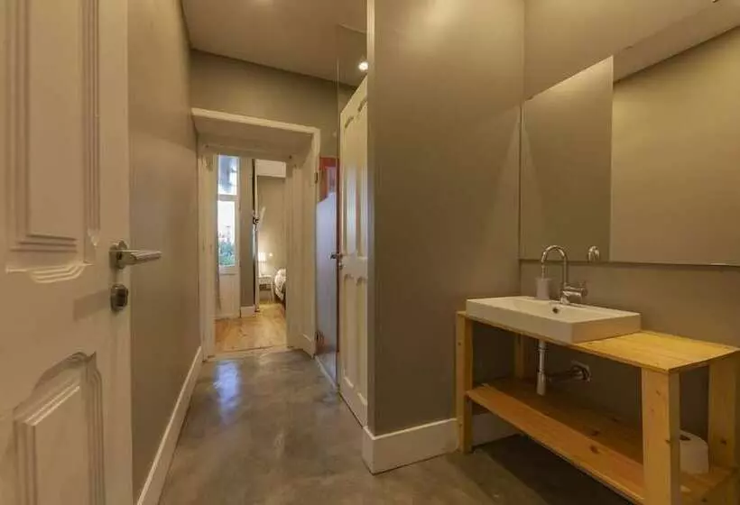 هاستل The Bridge