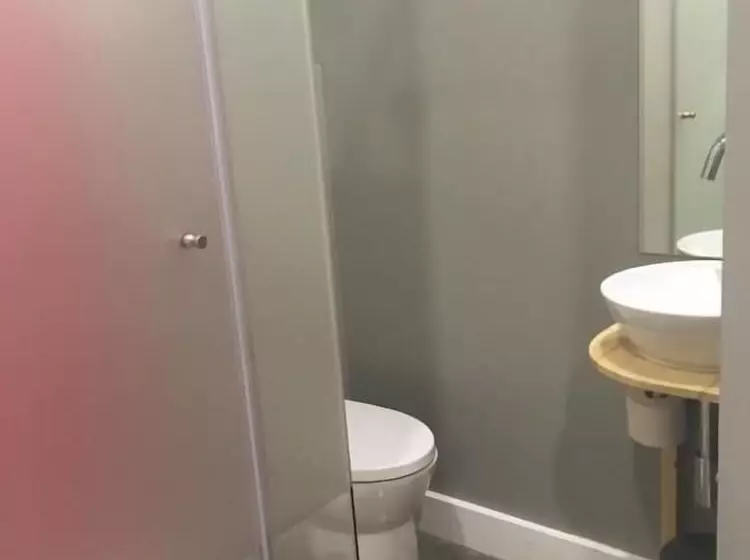 هاستل The Bridge