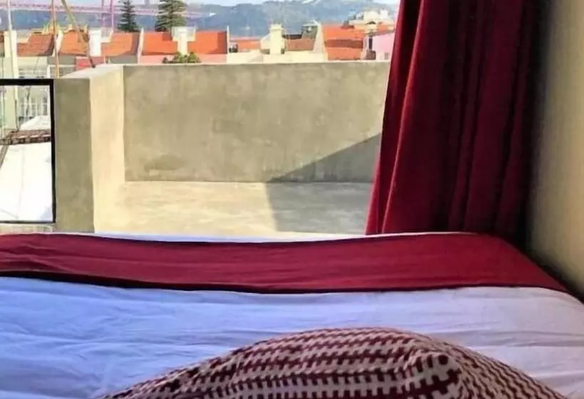 هاستل The Bridge