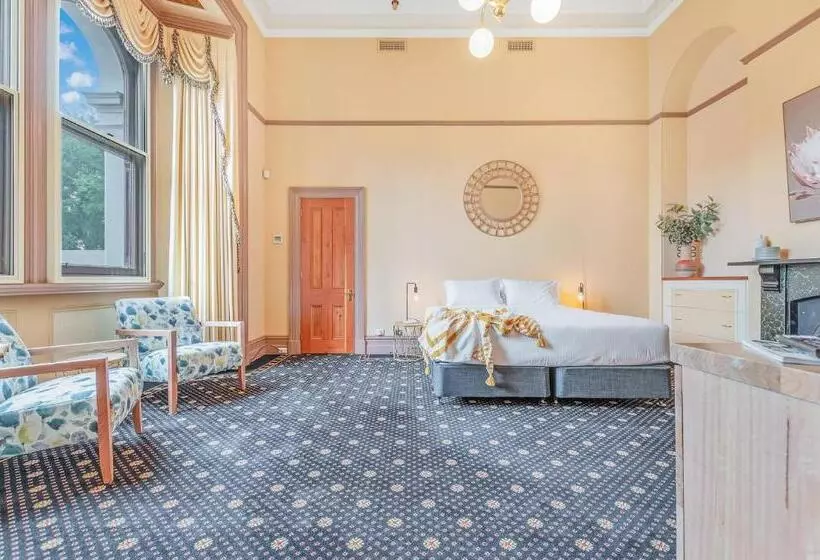 Nocleg ze śniadaniem Clocktower Suites