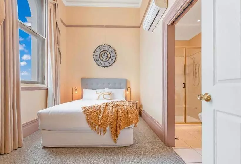 Nocleg ze śniadaniem Clocktower Suites