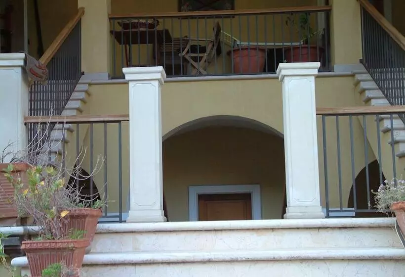 Aamiaismajoitus (B&B) La Dimora Del Borgo