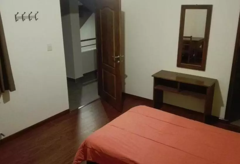 هتل Piedra Blanca Backpackers Hostel