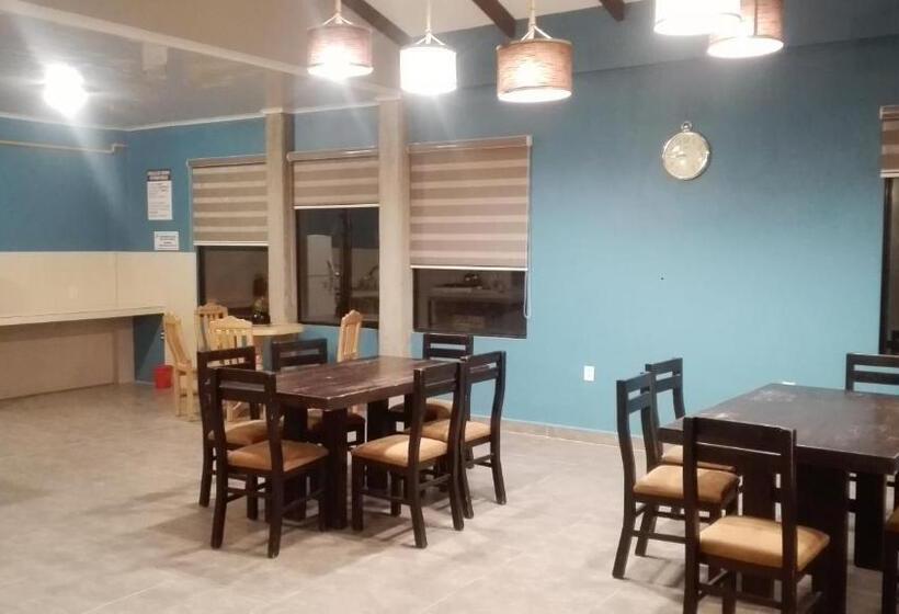 هتل Piedra Blanca Backpackers Hostel