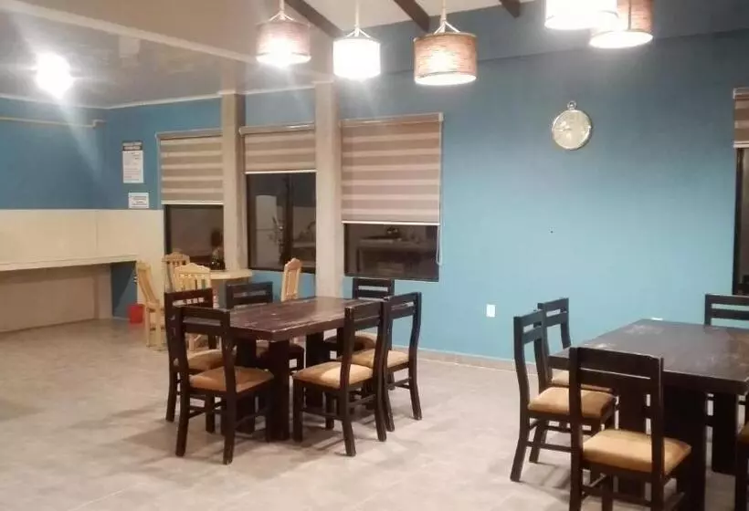 هتل Piedra Blanca Backpackers Hostel