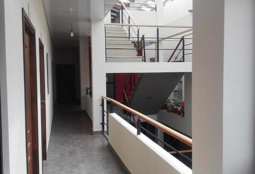 هتل Piedra Blanca Backpackers Hostel