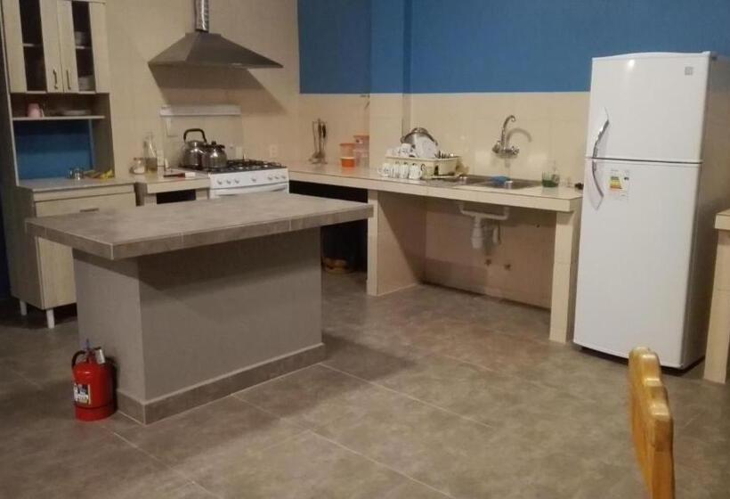 هتل Piedra Blanca Backpackers Hostel