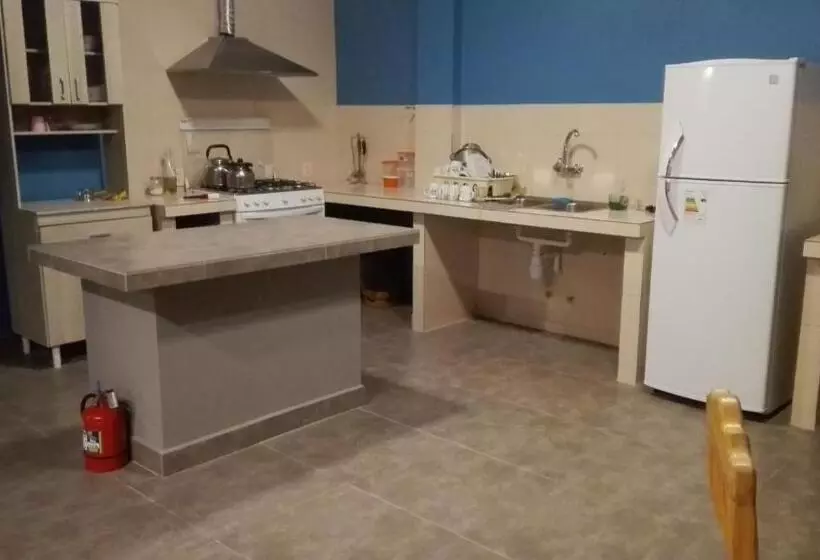 هتل Piedra Blanca Backpackers Hostel