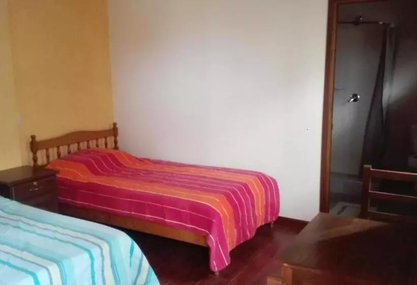 هتل Piedra Blanca Backpackers Hostel