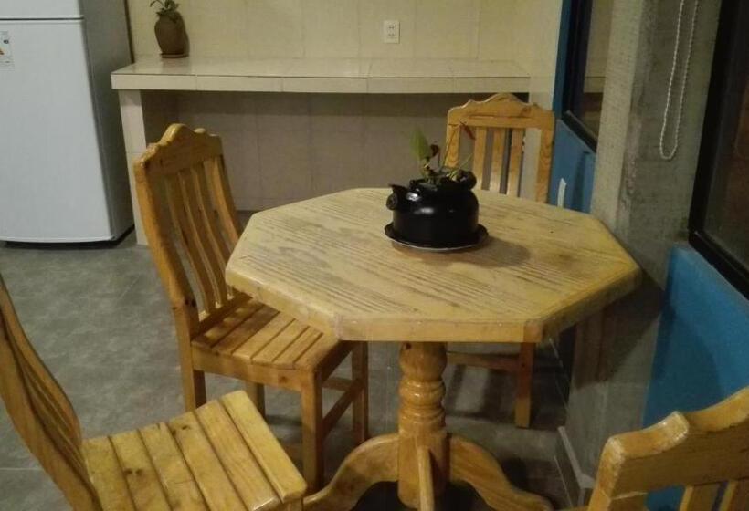 هتل Piedra Blanca Backpackers Hostel