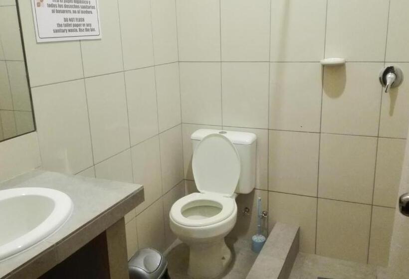 هتل Piedra Blanca Backpackers Hostel