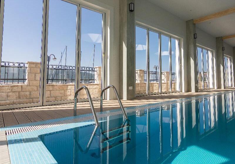 استراحتگاه Lazure Hotel & Marina