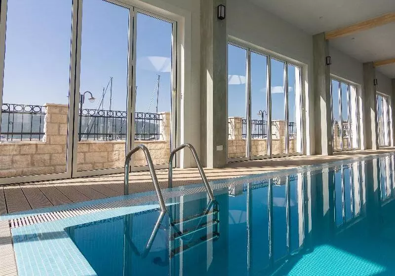 استراحتگاه Lazure Hotel & Marina