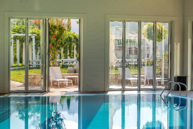 استراحتگاه Lazure Hotel & Marina