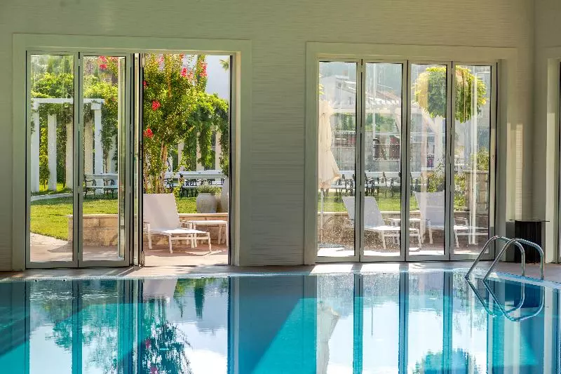 استراحتگاه Lazure Hotel & Marina
