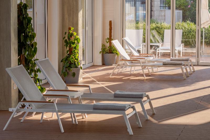 استراحتگاه Lazure Hotel & Marina