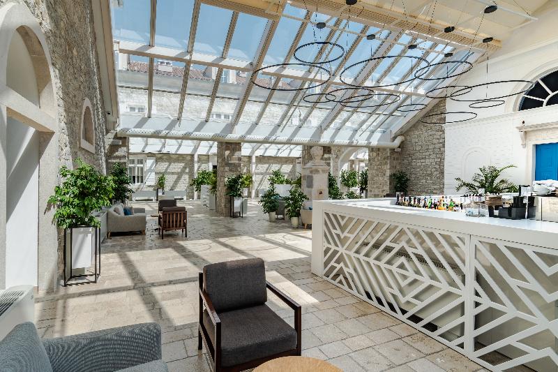 استراحتگاه Lazure Hotel & Marina