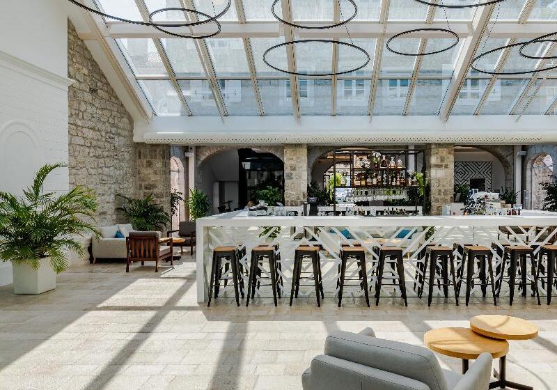 استراحتگاه Lazure Hotel & Marina