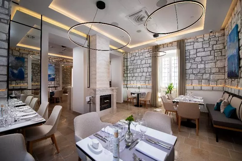 استراحتگاه Lazure Hotel & Marina