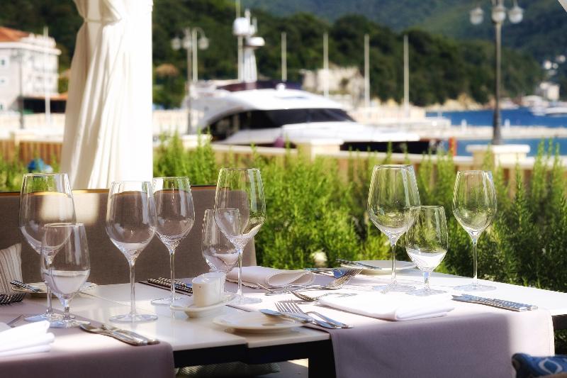 استراحتگاه Lazure Hotel & Marina