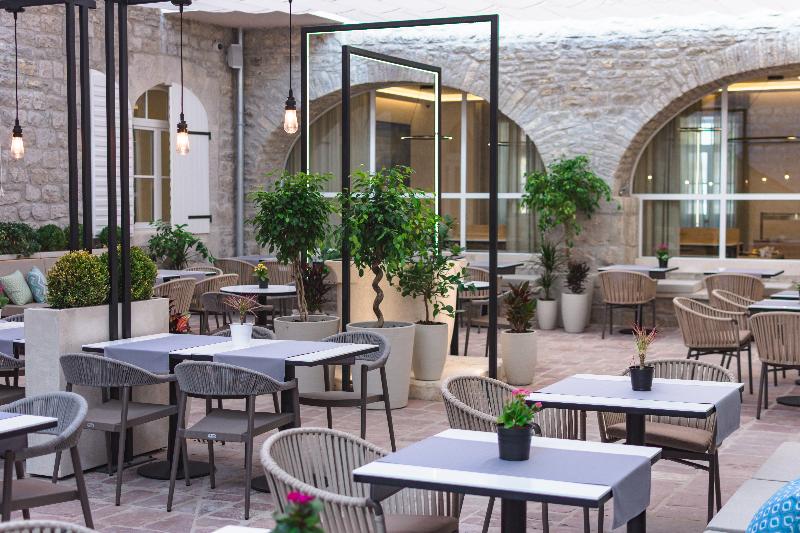 استراحتگاه Lazure Hotel & Marina