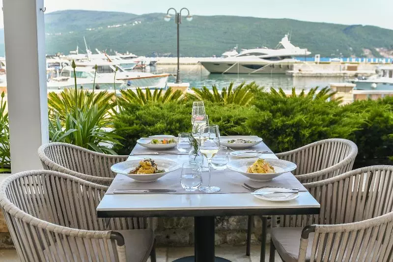 استراحتگاه Lazure Hotel & Marina