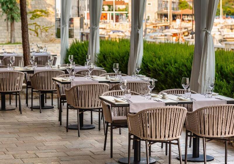 استراحتگاه Lazure Hotel & Marina